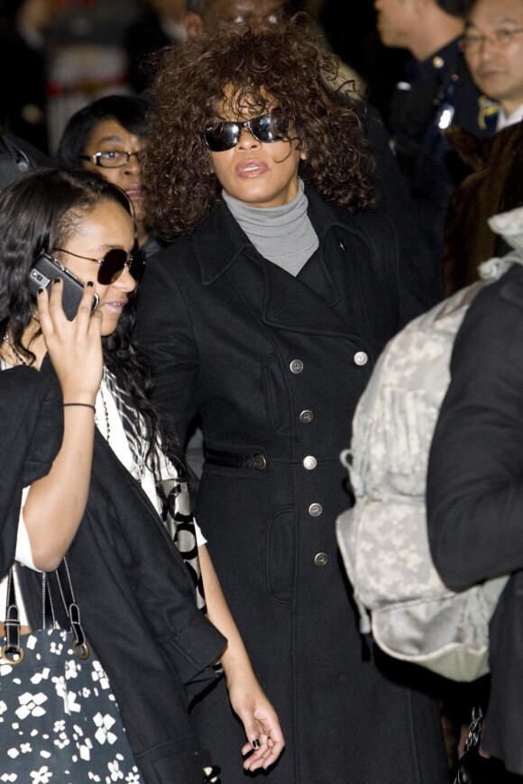 Whitney Houston et sa fille au téléphone en Corée du Sud le 3 février