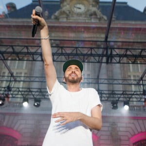 Exclusif - Christophe Willem - Concert RFM Music Show sur le parvis de l'Hôtel de Ville de Levallois Perret. Le 18 juin 2022. Le show sera diffusé le 23 juin, à 21h15 sur C8 et en simultané sur RFM ! © Christophe Clovis / Bestimage 