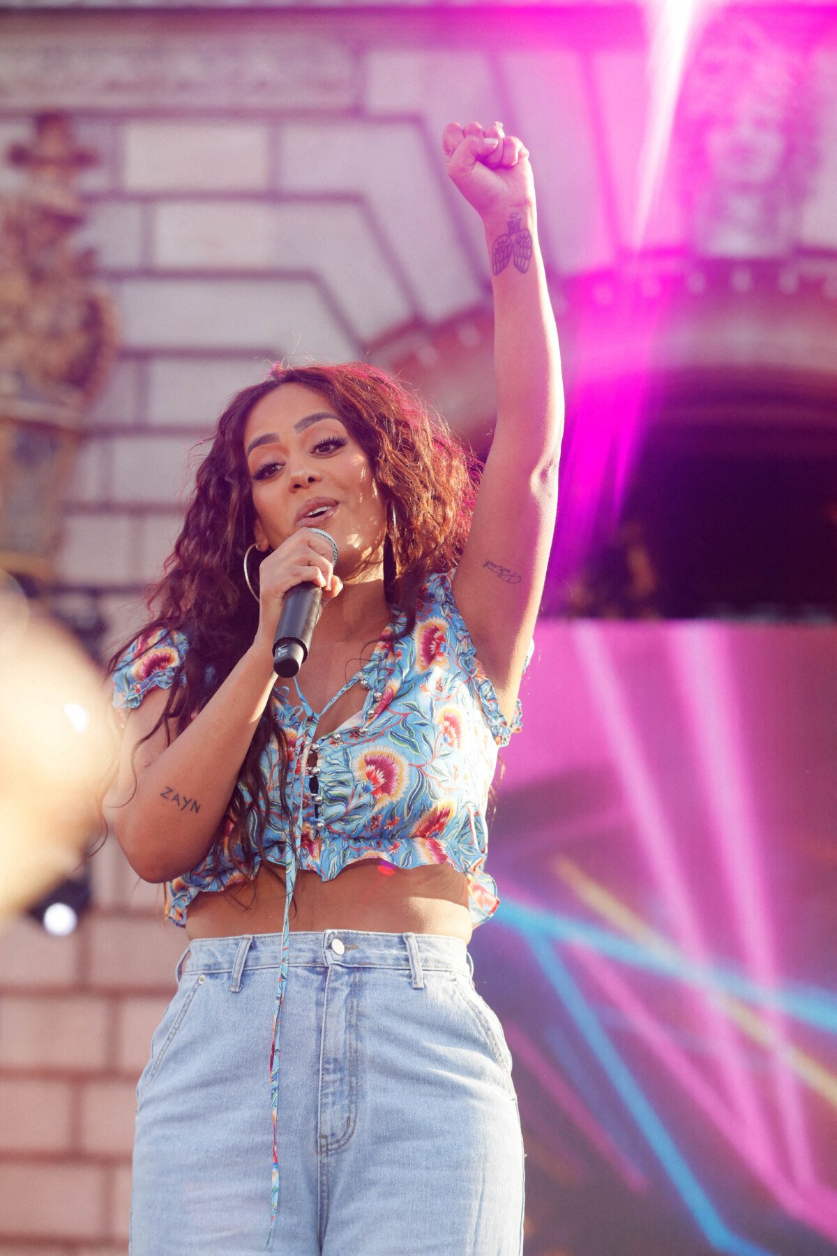 Photo Exclusif Amel Bent Concert RFM Music Show sur le parvis de