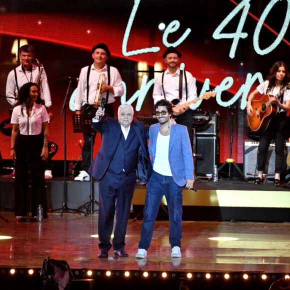 Exclusif - Enrico Macias et son petit-fils Symon - "Fête de la Musique 2022 : Le 40ème anniversaire - Grand Concert France Télévisions" sur l'Esplanade de l'Europe à Montpellier. Le 21 juin 2022 © Cyril Moreau-Bruno Bebert / Bestimage 