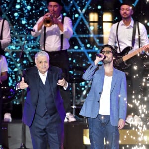 Exclusif - Enrico Macias et son petit-fils Symon - "Fête de la Musique 2022 : Le 40ème anniversaire - Grand Concert France Télévisions" sur l'Esplanade de l'Europe à Montpellier. Le 21 juin 2022 © Cyril Moreau-Bruno Bebert / Bestimage 