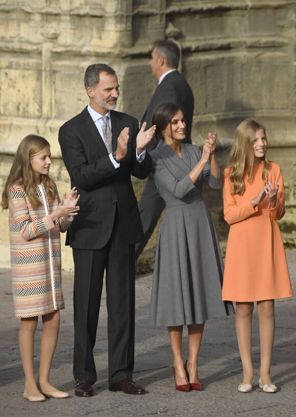 Le roi Felipe VI et la reine Letizia d'Espagne, avec leurs enfants les princesses Leonor et Sofia, arrivent à la 39ème édition de la cérémonie des "Princess of Asturias Awards" à Oviedo, le 17 octobre 2019. 