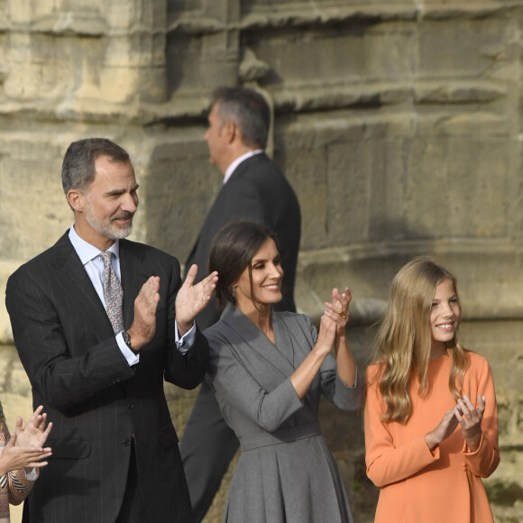 Le roi Felipe VI et la reine Letizia d'Espagne, avec leurs enfants les princesses Leonor et Sofia, arrivent à la 39ème édition de la cérémonie des "Princess of Asturias Awards" à Oviedo, le 17 octobre 2019. 