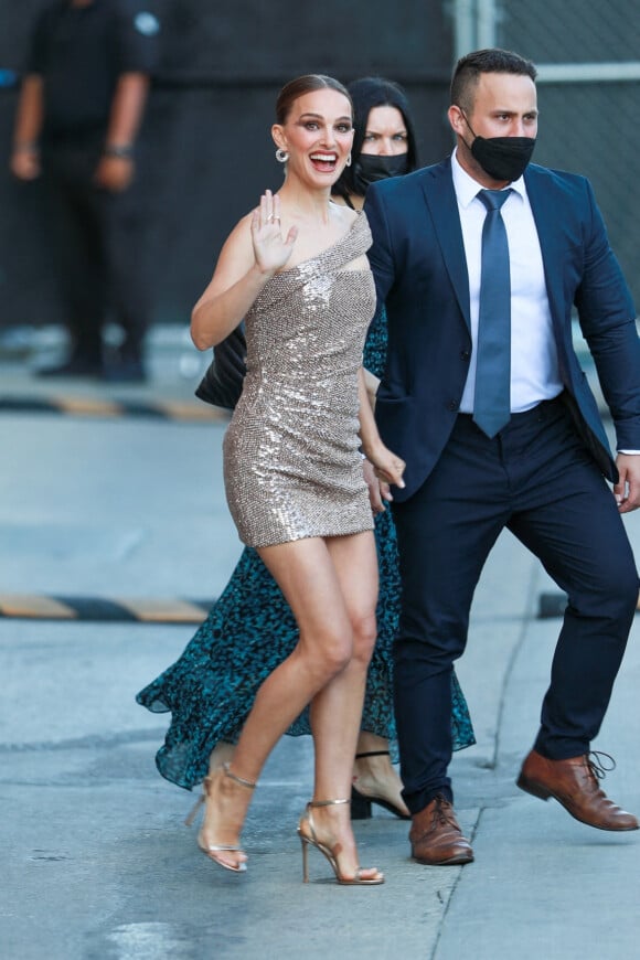 Natalie Portman change de tenue entre son apparition dans l'émission "Jimmy Kimmel Live" et la première de "Thor: Love and Thunder" à Hollywood. Le 23 juin 2022.