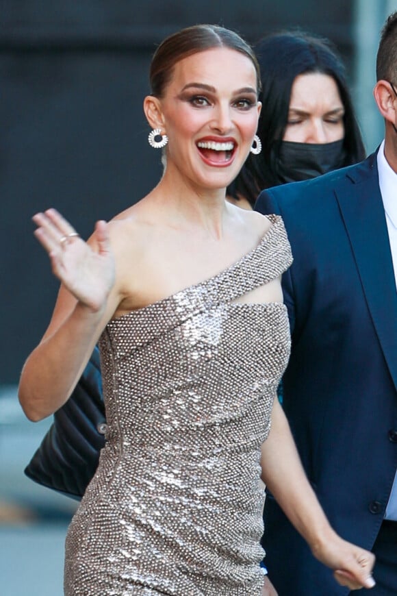 Natalie Portman change de tenue entre son apparition dans l'émission "Jimmy Kimmel Live" et la première de "Thor: Love and Thunder" à Hollywood.