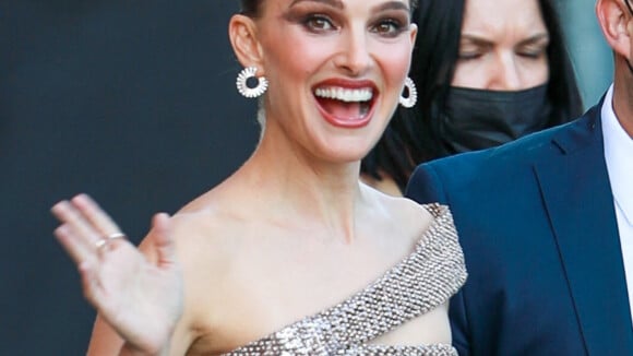 Natalie Portman en robe courte et brillante... coup de foudre pour la première de Thor !