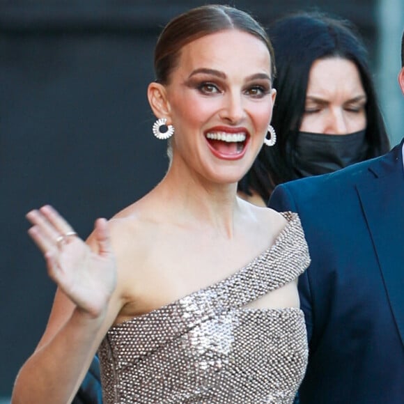 Natalie Portman change de tenue entre son apparition dans l'émission "Jimmy Kimmel Live" et la première de "Thor: Love and Thunder" à Hollywood.