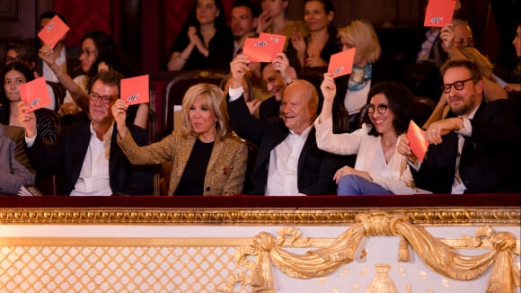 Brigitte Macron en veste dorée, elle retrouve Jamel Debbouze pour le Trophée d'Impro de la Fondation Culture & Diversité