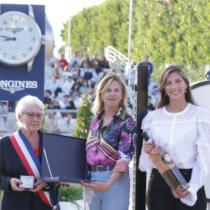 Virginie Coupérie-Eiffel, Josiane Gaude (adjointe à la mairie du 7ème arrondissement de Paris), Camille Cerf (Miss France 2015 et ambassadrice du LGCT-LPEJ 2022) à la remise du prix de la première manche de la GCL présentée par la Mairie du 7ème (CSI 5) lors de la 8ème édition du "Longines Paris Eiffel Jumping" au Champ de Mars à Paris, le 24 juin 2022.© Perusseau/Gorassini/Tribeca/Bestimage