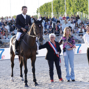 Julien Anquetin sur Blood Diamond du Pont, Virginie Coupérie-Eiffel, Josiane Gaude (adjointe à la mairie du 7ème arrondissement de Paris), Camille Cerf (Miss France 2015 et ambassadrice du LGCT-LPEJ 2022) à la remise du prix de la première manche de la GCL présentée par la Mairie du 7ème (CSI 5) lors de la 8ème édition du "Longines Paris Eiffel Jumping" au Champ de Mars à Paris, le 24 juin 2022.© Perusseau/Gorassini/Tribeca/Bestimage