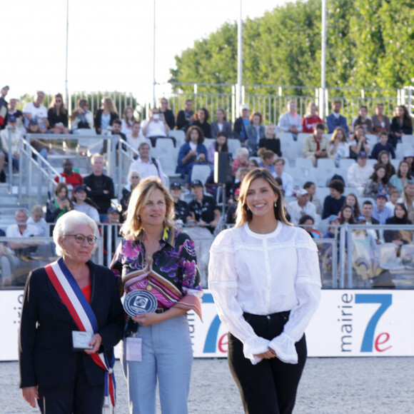 Julien Anquetin sur Blood Diamond du Pont, Virginie Coupérie-Eiffel, Josiane Gaude (adjointe à la mairie du 7ème arrondissement de Paris), Camille Cerf (Miss France 2015 et ambassadrice du LGCT-LPEJ 2022) à la remise du prix de la première manche de la GCL présentée par la Mairie du 7ème (CSI 5) lors de la 8ème édition du "Longines Paris Eiffel Jumping" au Champ de Mars à Paris, le 24 juin 2022.© Perusseau/Gorassini/Tribeca/Bestimage