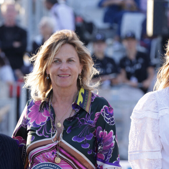 Virginie Coupérie-Eiffel, Josiane Gaude (adjointe à la mairie du 7ème arrondissement de Paris), Camille Cerf (Miss France 2015 et ambassadrice du LGCT-LPEJ 2022) à la remise du prix de la première manche de la GCL présentée par la Mairie du 7ème (CSI 5) lors de la 8ème édition du "Longines Paris Eiffel Jumping" au Champ de Mars à Paris, le 24 juin 2022.© Perusseau/Gorassini/Tribeca/Bestimage