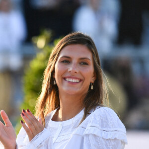 Josiane Gaude (adjointe à la mairie du 7ème arrondissement de Paris), Camille Cerf (Miss France 2015 et ambassadrice du LGCT-LPEJ 2022) à la remise du prix de la première manche de la GCL présentée par la Mairie du 7ème (CSI 5) lors de la 8ème édition du "Longines Paris Eiffel Jumping" au Champ de Mars à Paris, le 24 juin 2022.© Perusseau/Gorassini/Tribeca/Bestimage