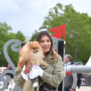 Camille Cerf (Miss France 2015 et Ambassadrice du LGCT-LPEJ 2022), son compagnon Théo Fleury et le chien Romeo - 8ème édition du "Longines Paris Eiffel Jumping" au Champ de Mars à Paris, le 25 juin 2022. © Perusseau/Gorassini/Tribeca/Bestimage