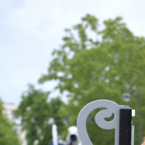 Camille Cerf (Miss France 2015 et Ambassadrice du LGCT-LPEJ 2022), son compagnon Théo Fleury et le chien Romeo - 8ème édition du "Longines Paris Eiffel Jumping" au Champ de Mars à Paris, le 25 juin 2022. © Perusseau/Gorassini/Tribeca/Bestimage