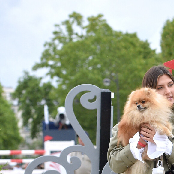 Camille Cerf (Miss France 2015 et Ambassadrice du LGCT-LPEJ 2022), son compagnon Théo Fleury et le chien Romeo - 8ème édition du "Longines Paris Eiffel Jumping" au Champ de Mars à Paris, le 25 juin 2022. © Perusseau/Gorassini/Tribeca/Bestimage