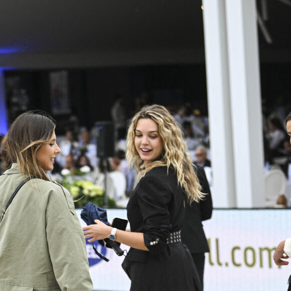 Camille Cerf (Miss France 2015 et Ambassadrice du LGCT-LPEJ 2022), son chien Romeo , Priscilla Mezzadri et Laura Cornillot (Miss France 2021) - 8ème édition du "Longines Paris Eiffel Jumping" au Champ de Mars à Paris, le 25 juin 2022. © Jean-Baptiste Autissier/Panoramic/Bestimage