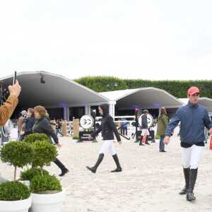 Camille Cerf (Miss France 2015 et Ambassadrice du LGCT-LPEJ 2022), son compagnon Théo Fleury et le chien Romeo - 8ème édition du "Longines Paris Eiffel Jumping" au Champ de Mars à Paris, le 25 juin 2022. © Perusseau/Gorassini/Tribeca/Bestimage