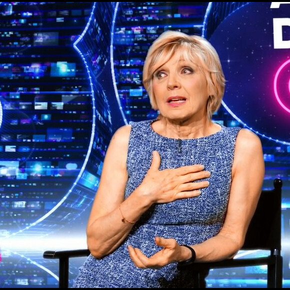 Evelyne Dhéliat rend hommage à Catherine Laborde dans "30 ans d'émissions cultes", sur TF1.