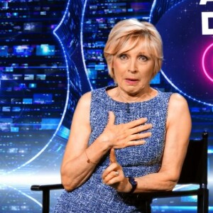 Evelyne Dhéliat rend hommage à Catherine Laborde dans "30 ans d'émissions cultes", sur TF1.