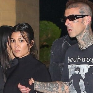 Exclusif - Kourtney Kardashian et son mari Travis Barker avec des amis à la sortie du restaurant "Nobu" à Los Angeles, le 1er juin 2022. 