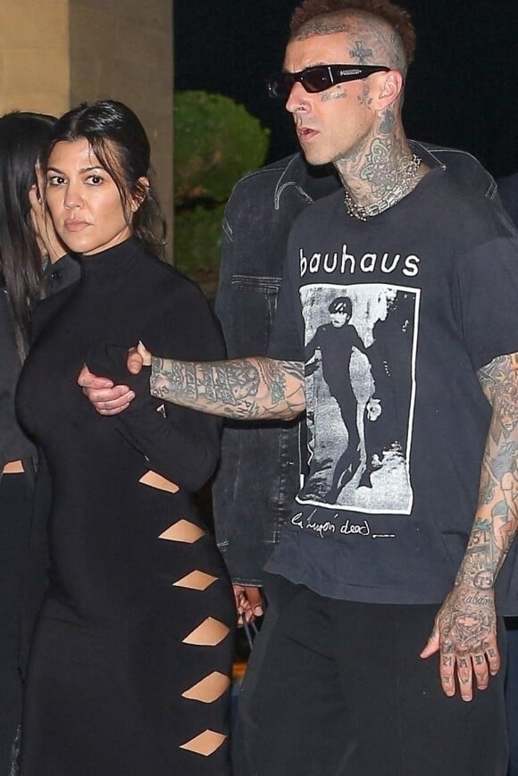 Exclusif - Kourtney Kardashian et son mari Travis Barker avec des amis à la sortie du restaurant "Nobu" à Los Angeles, le 1er juin 2022. 