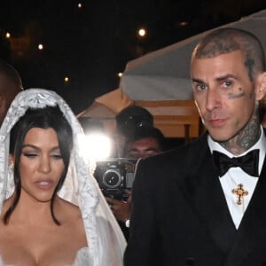 Kourtney Kardashian et Travis Barker se promènent sur le port de Portofino après leur cérémonie de mariage. Après Las Vegas et Los Angeles, Kourtney Kardashian et son mari Travis Barker se remarient à Portofino en Italie. Pour l'occasion, la famille Kardashian au grand complet (Kris Jenner, Kendall Jenner, Kylie Jenner, Khloe Kardashian, Kim Kardashian, avec compagnons et enfants) et leurs amis (Machine Gun Kelly, Megan Fox, Stefano Gabbana, etc...) ont répondu présents. La cérémonie avait lieu dans un endroit paradisiaque à l'abri de tous les regards. Portofino, le 22 mai 2022. 