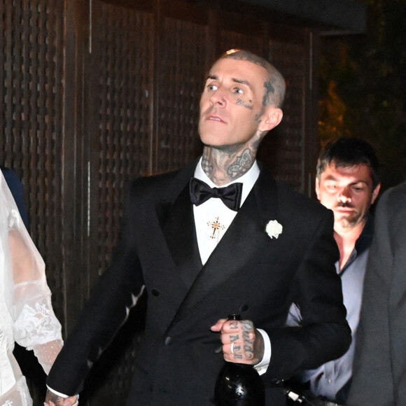 Kourtney Kardashian et Travis Barker se promènent sur le port de Portofino après leur cérémonie de mariage. Après Las Vegas et Los Angeles, Kourtney Kardashian et son mari Travis Barker se remarient à Portofino en Italie. Pour l'occasion, la famille Kardashian au grand complet (Kris Jenner, Kendall Jenner, Kylie Jenner, Khloe Kardashian, Kim Kardashian, avec compagnons et enfants) et leurs amis (Machine Gun Kelly, Megan Fox, Stefano Gabbana, etc...) ont répondu présents. La cérémonie avait lieu dans un endroit paradisiaque à l'abri de tous les regards. Portofino, le 22 mai 2022.