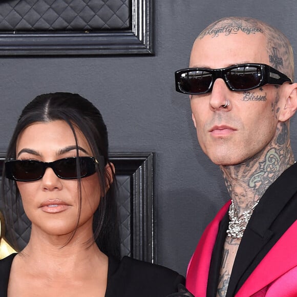 Kourtney Kardashian et son compagnon Travis Barker au photocall de la 64ème édition des Grammy Awards au MGM Grand Garden à Las Vegas le 3 avril 2022. 