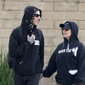 Exclusif - Kourtney Kardashian et son fiancé Travis Barker se promènent dans les rues de Los Angeles le 31 mars 2022. 