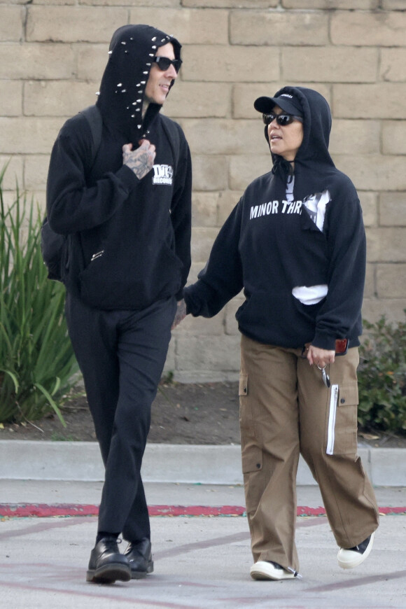 Exclusif - Kourtney Kardashian et son fiancé Travis Barker se promènent dans les rues de Los Angeles le 31 mars 2022. 