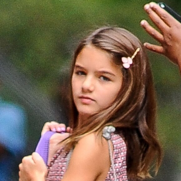 Suri Cruise, la fille de Tom Cruise et Katie Holmes, rentre à la maison après un rendez-vous avec ses amies à New York le 27 juillet 2015.