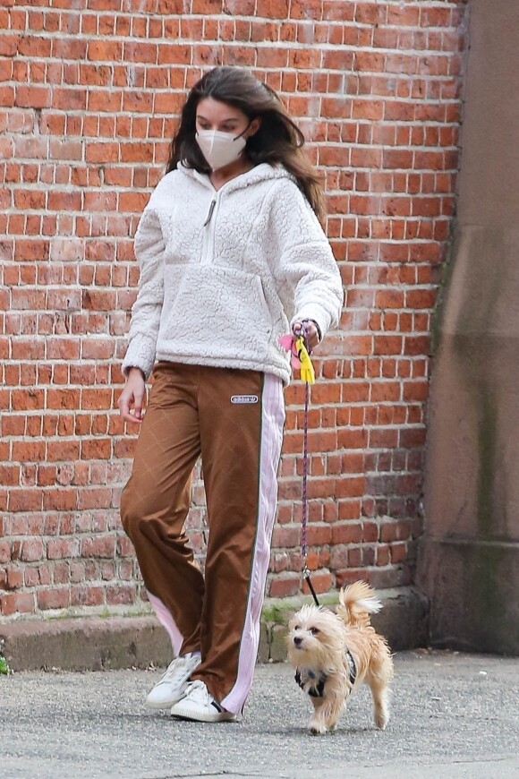 Exclusif - Suri Cruise promène son chien dans les rues de New York City, New York, Etats-Unis, le 19 mars 2022.