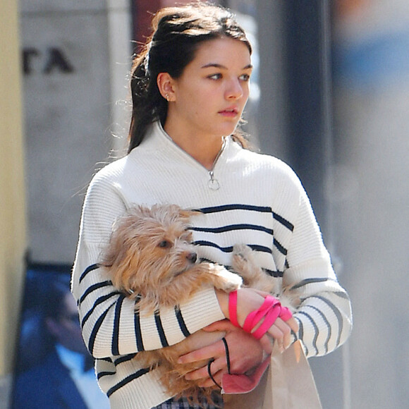 Exclusif - Suri Cruise, la fille de T.Cruise et K.Holmes, porte son chien dans ses bras dans les rues de New York, le 16 mars 2022.