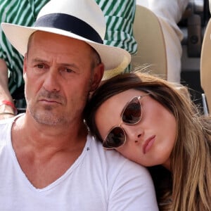 Roger Erhart et sa compagne Delphine Wespiser, Miss France 2012 - Célébrités dans les tribunes des internationaux de France de Roland Garros à Paris le 31 mai 2022. © Cyril Moreau - Dominique Jacovides/Bestimage