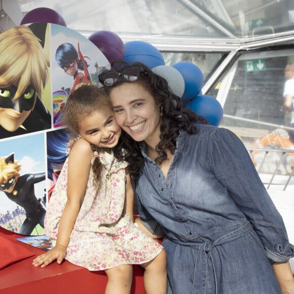 Aïda Touihri et sa fille Jenna lors de l'événement "La croisière Miraculous" à Paris. Le 29 juin 2022 © Christophe Aubert via Bestimage