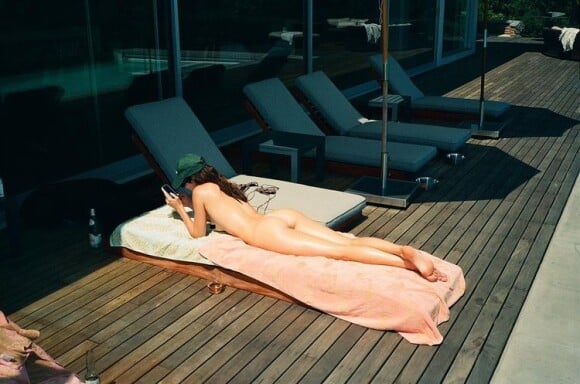 Kendall Jenner nue au bord de la piscine.
