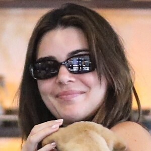 Kendall Jenner caresse un chiot en allant s'acheter un smoothie chez "Earthbar" à Los Angeles. 