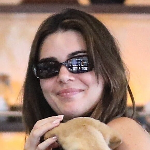 Kendall Jenner caresse un chiot en allant s'acheter un smoothie chez "Earthbar" à Los Angeles. 