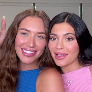 Kylie Jenner et Anastasia (Stassie) Karanikolaou présentent les produits cosmétiques de leur collaboration "Stassie x Kylie". 