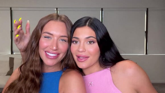 Kylie Jenner et Anastasia (Stassie) Karanikolaou présentent les produits cosmétiques de leur collaboration "Stassie x Kylie". 