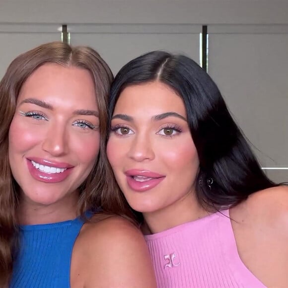 Kylie Jenner et Anastasia (Stassie) Karanikolaou présentent les produits cosmétiques de leur collaboration "Stassie x Kylie". 