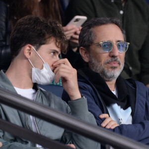 Gad Elmaleh avec son fils Noé - People en tribunes du match de football en ligue 1 Uber Eats : Le PSG (Paris Saint-Germain) remporte la victoire 2-1 contre Lyon au Parc des Princes à Paris le 19 septembre 2021. 