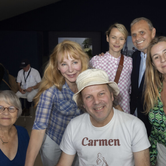 Exclusif - Jeanne, la mère de Philippe Katerine, Julie Depardieu, son compagnon Philippe Katerine, Coco Coupérie-Eiffel, Virginie Coupérie-Eiffel, derrière : Jean-Charles de Castelbajac et sa femme Pauline de Drouas - Les familles Depardieu / Coupérie-Eiffel dans l'espace VIP lors de la 8ème édition du "Longines Paris Eiffel Jumping" au Champ de Mars à Paris le 26 juin 2022. © Perusseau / Tribeca / Gorassini / Bestimage