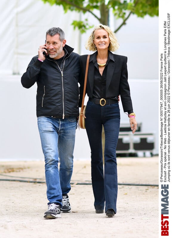 Exclusif - Laeticia Hallyday et son compagnon Jalil Lespert quittent le Longines Paris Eiffel Jumping où ils sont venus déjeuner en famille le 26 juin 2022 © Perusseau / Gorassini / Tribeca / Bestimage