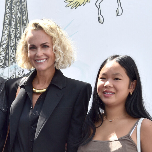Exclusif - Jalil Lespert, Laeticia Hallyday et sa fille Joy Hallyday dans l'Espace VIP de la 8ème édition du "Longines Paris Eiffel Jumping" au Champ de Mars à Paris, le 26 juin 2022. Laeticia est venue déjeuner en famille sur invitation de Hélène Darroze, cheffe du restaurant éphémères du pavillon Eiffel. © Perusseau/Gorassini/Tribeca/Bestimage