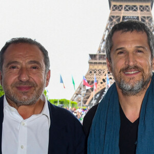 Exclusif - Patrick Timsit et Guillaume Canet, dans l'espace VIP de la 8ème édition du "Longines Paris Eiffel Jumping" au Champ de Mars à Paris, France, le 25 juin 2022. © Perusseau-Gorassini-Tribeca/Bestimage