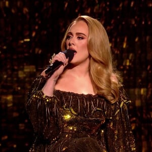 La chanteuse Adele interprète "I drink wine" sur la scène des Brit Awards à Londres.