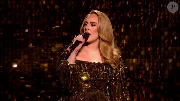 La chanteuse Adele interprète "I drink wine" sur la scène des Brit Awards à Londres.