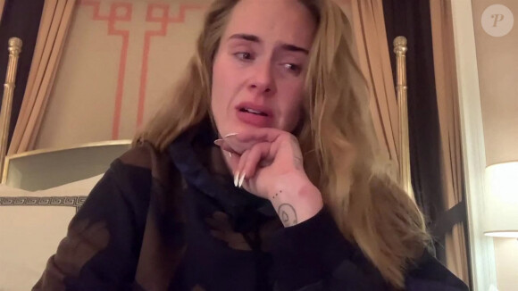 Capture d'écran - La chanteuse Adele annonce en larmes le report de sa série de concerts à Las Vegas. 